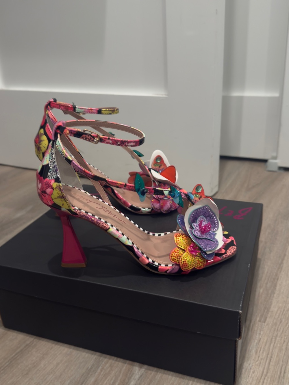 BNWT Floral Butterfly Embellished Heels - Picture 4 of 7